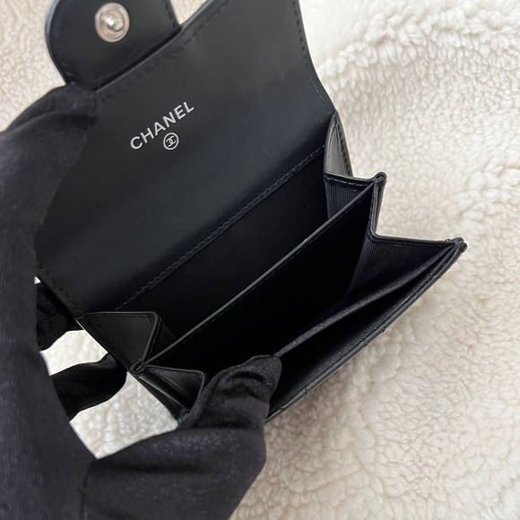 Auth Chanel XL Patent Leather Classic Quilted Flap Card Holder - Picture 7 of 9